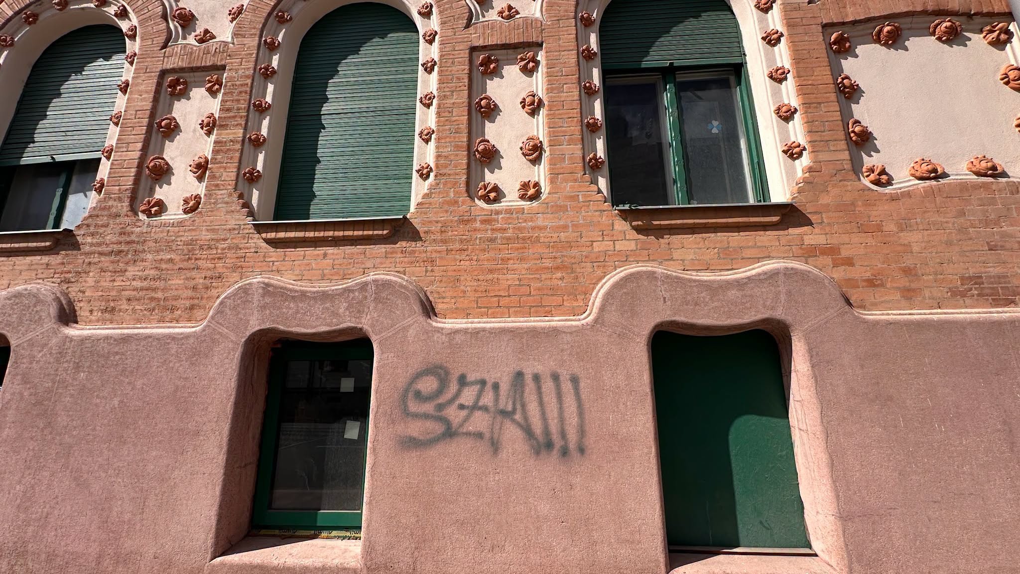 Fațada restaurată a Palatului Adorjan I a fost vandalizată. Primăria Oradea condamnă gestul