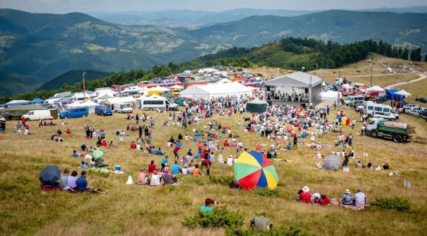 Ultima zi la Târgul de Fete de pe Muntele Găina. Ce îi așteaptă astăzi pe vizitatori