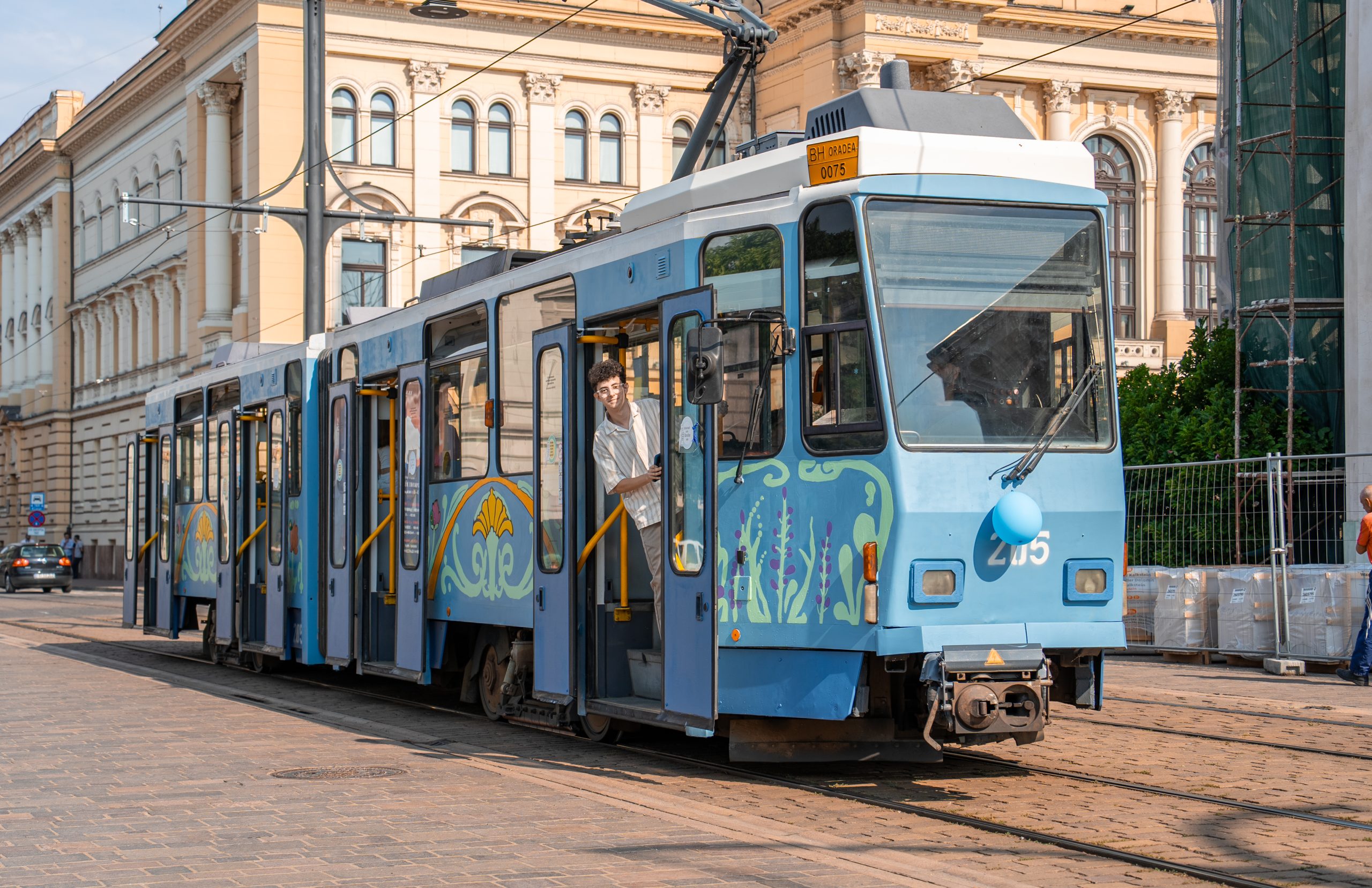 Tramvaiul Art Nouveau a ieșit pe traseu în Oradea. Proiectul spectaculos creat de elevii Colegiului „Emanuil Gojdu”