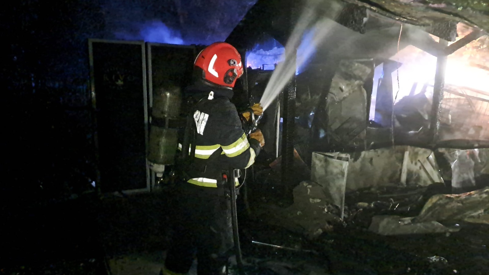Incendiu la terasa unui restaurant din Oradea. Pompierii au împiedicat extinderea flăcărilor la clădire