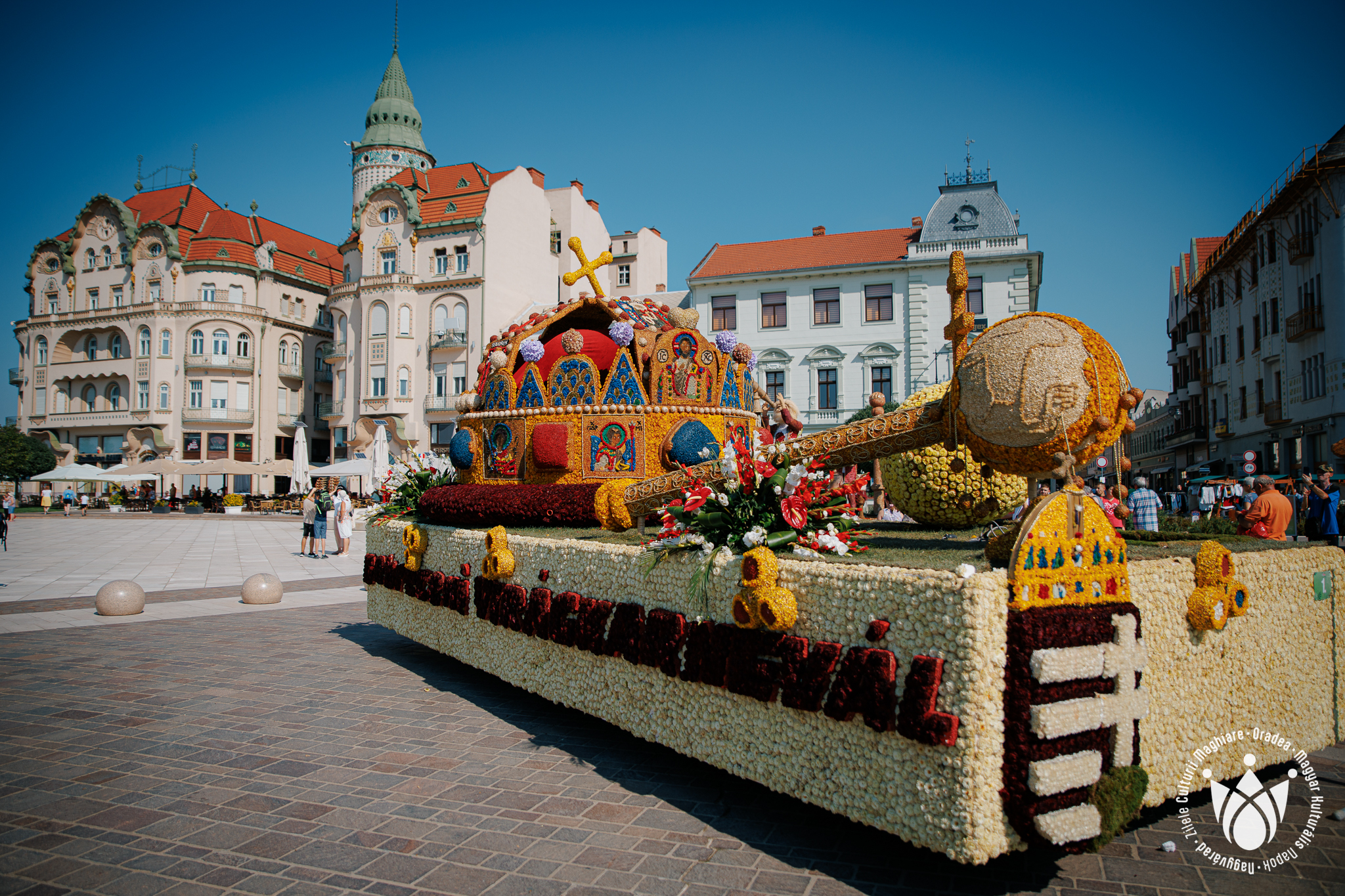 Oradea se umple de culoare: carele alegorice din Debrețin pot fi admirate astăzi în Piața Unirii